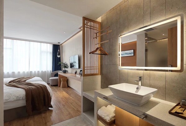 ห้องคอมฟอร์ททวิน | ผ้านวมขนเป็ด, โต๊ะทำงาน, พื้นที่ทำงานแบบใช้แล็ปท็อป, ผ้าม่านกันแสง