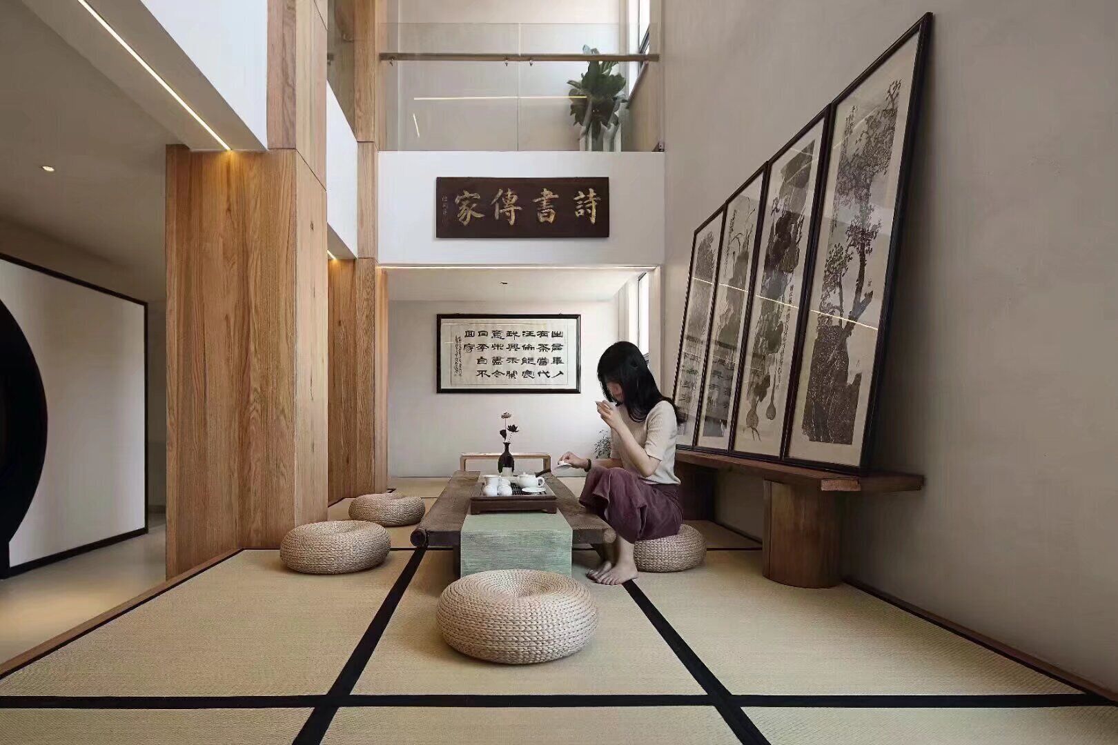 Une pièce de style japonais traditionnel, avec un sol recouvert de tatamis, une table basse et un service à thé.