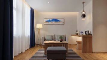 Edredons de pluma, escrivaninha, espaço de trabalho para notebook