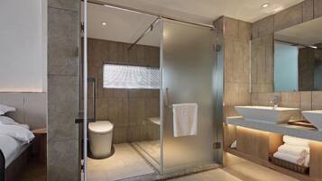 Basic Quadruple Room | Bathroom | Shower, rainfall showerhead, free toiletries, hair dryer