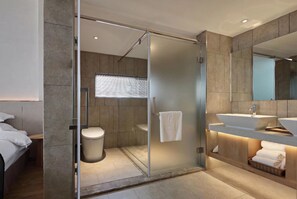 Basic Quadruple Room | Bathroom | Shower, rainfall showerhead, free toiletries, hair dryer