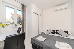 Tabla de planchar con plancha, wifi y ropa de cama 