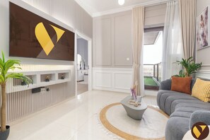 Apartamento superluxo, sacada, vista para a cidade | Área de estar | Smart TV 65 polegadas com canais a cabo