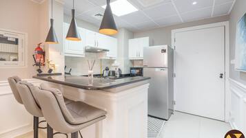 Apartamento superluxo, sacada, vista para a cidade | Opções para refeição no quarto