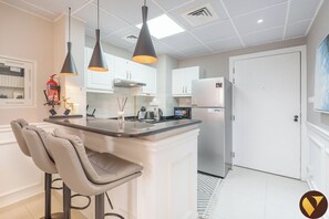 Apartamento superluxo, sacada, vista para a cidade | Opções para refeição no quarto