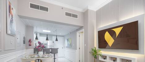 Luksushuoneisto, parveke, kaupunkinäköala | Oleskelualue | 65–tuumainen äly-TV, jossa kaapelikanavat