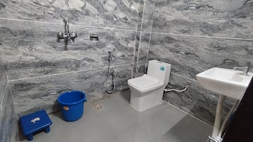 Family Room | Bathroom | Shower, soap, shampoo, toilet paper