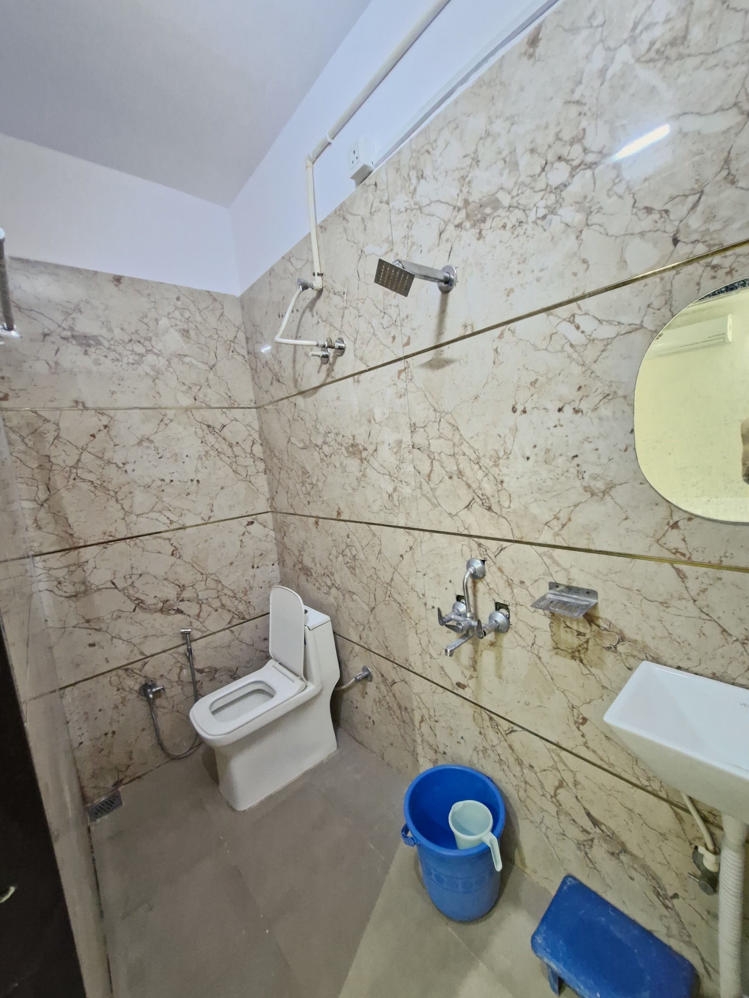 Double Room | Bathroom | Shower, soap, shampoo, toilet paper