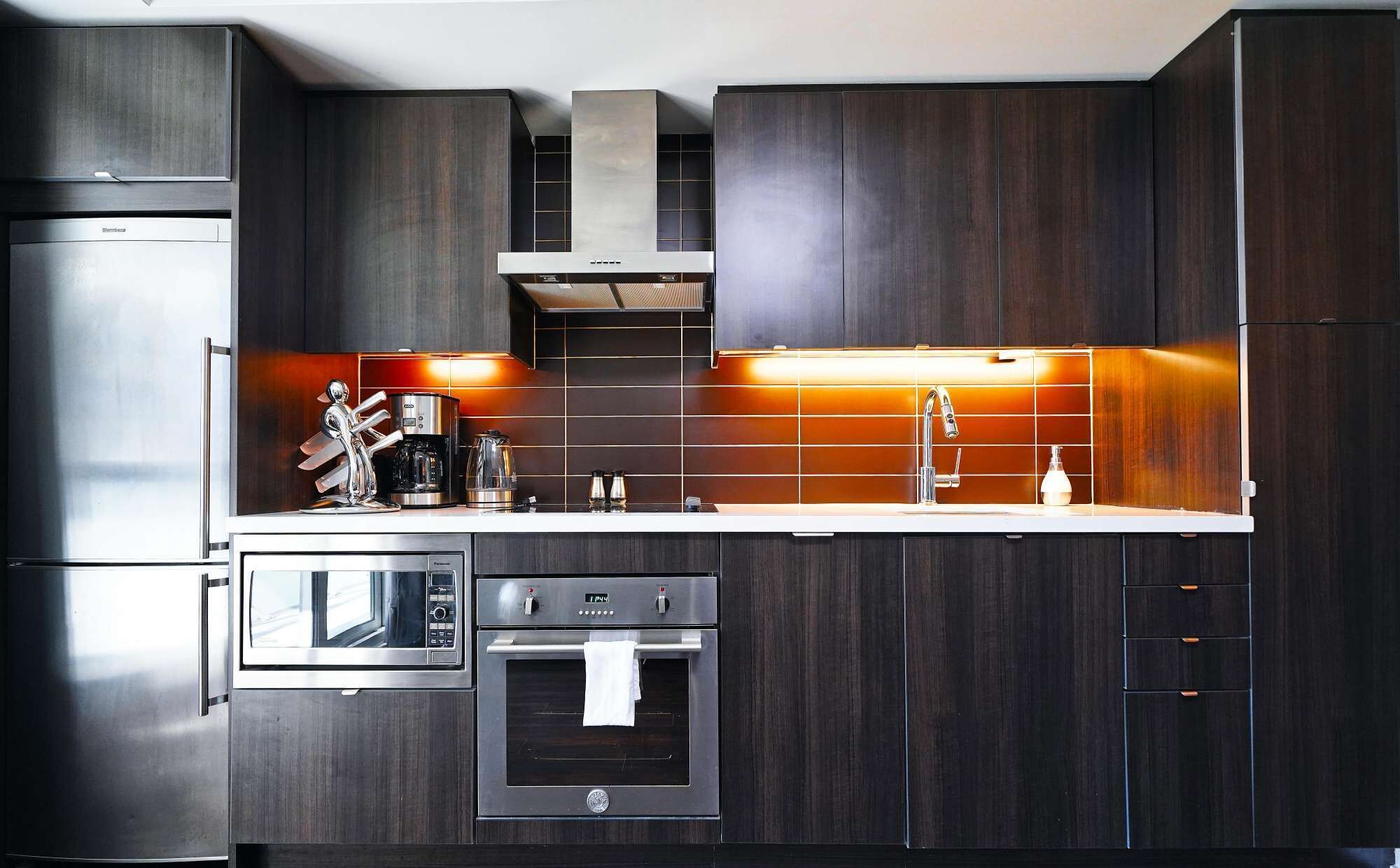 Kjøleskap, mikrobølgeovn, ovn og kokeplater