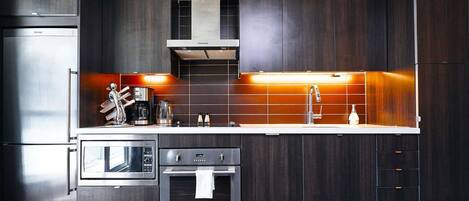 Kjøleskap, mikrobølgeovn, ovn og kokeplater