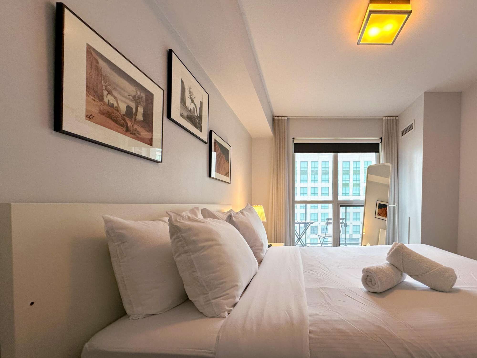 Tabla de planchar con plancha, wifi y ropa de cama 