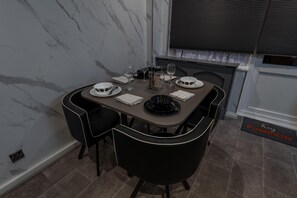 Ferienhaus, 2 Schlafzimmer, Raucher, Gartenblick | Esszimmer