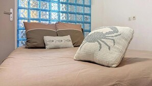 3 bedrooms, iron/ironing board, WiFi, bed sheets - Mas Villa Ile des Pêcheurs - Family waterfront haven with large garden (Le Barcarès)