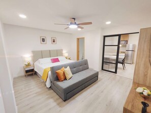 2 slaapkamers, een bureau, een strijkplank/strijkijzer, wifi