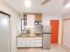 Réfrigérateur, micro-ondes, four, plaque de cuisson