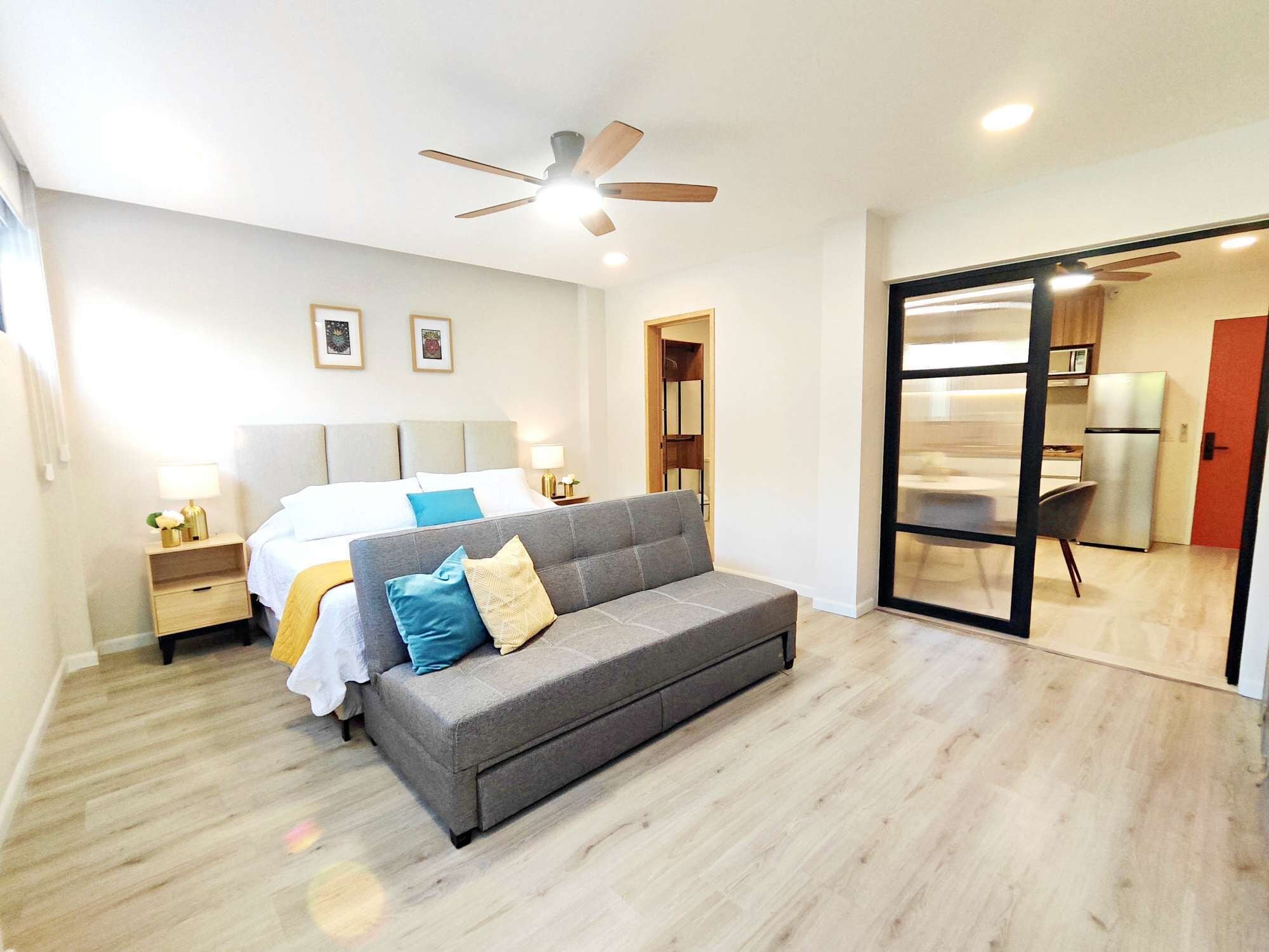 Työpöytä, silitysrauta/-lauta, Wi-Fi, vuodevaatteet