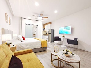 Desk, iron/ironing board, WiFi, bed sheets - Chic Condesa Studio | King + Sofa Bed | New (Mexico City)