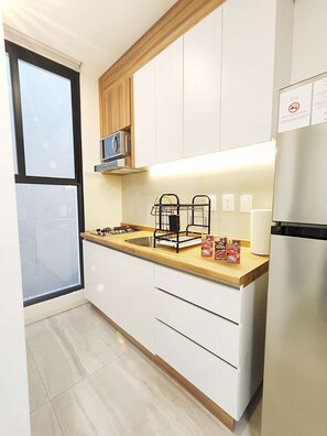 Fridge, microwave, oven, stovetop - Chic Condesa Studio | King + Sofa Bed | New (Mexico City)