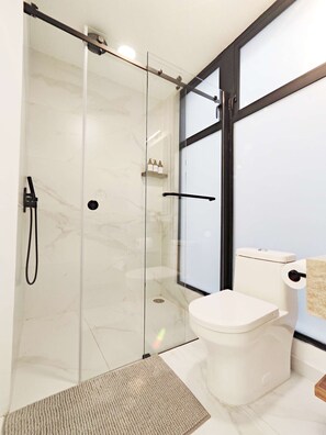 Douche, sèche-cheveux, serviettes fournies