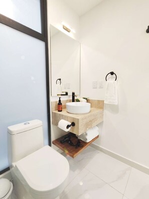 Douche, sèche-cheveux, serviettes fournies
