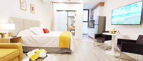 Een bureau, een strijkplank/strijkijzer, wifi, beddengoed