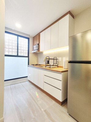 Fridge, microwave, oven, stovetop - Modern Studio Near Parks & Rest in Condesa (Mexico City)