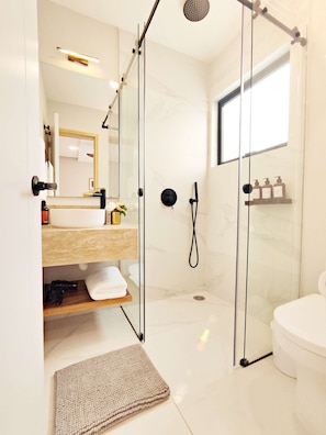 Shower, hair dryer, towels - Condesa Design 1BR | King Bed + Desk | 55 m² (Mexico City)