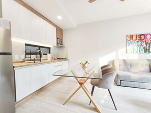 Fridge, microwave, oven, stovetop - Condesa Design 1BR | King Bed + Desk | 55 m² (Mexico City)
