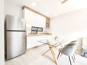 Fridge, microwave, oven, stovetop - Condesa Design 1BR | King Bed + Desk | 55 m² (Mexico City)