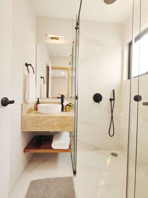 Shower, hair dryer, towels - Condesa Design 1BR | King Bed + Desk | 55 m² (Mexico City)