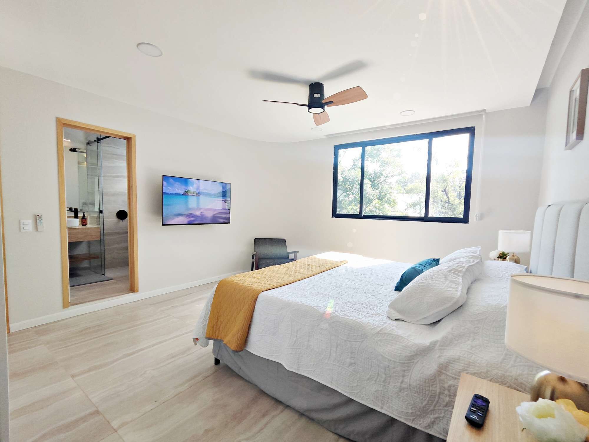 Desk, iron/ironing board, WiFi, bed sheets