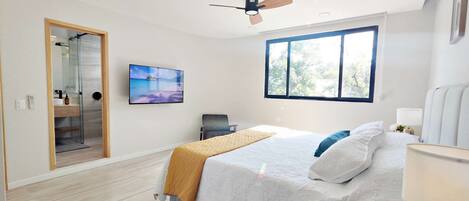 Een bureau, een strijkplank/strijkijzer, wifi, beddengoed