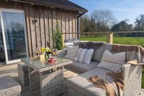 Terrace/patio - Waterside Cabin | Cavan Lakes | Hot Tub (CN)