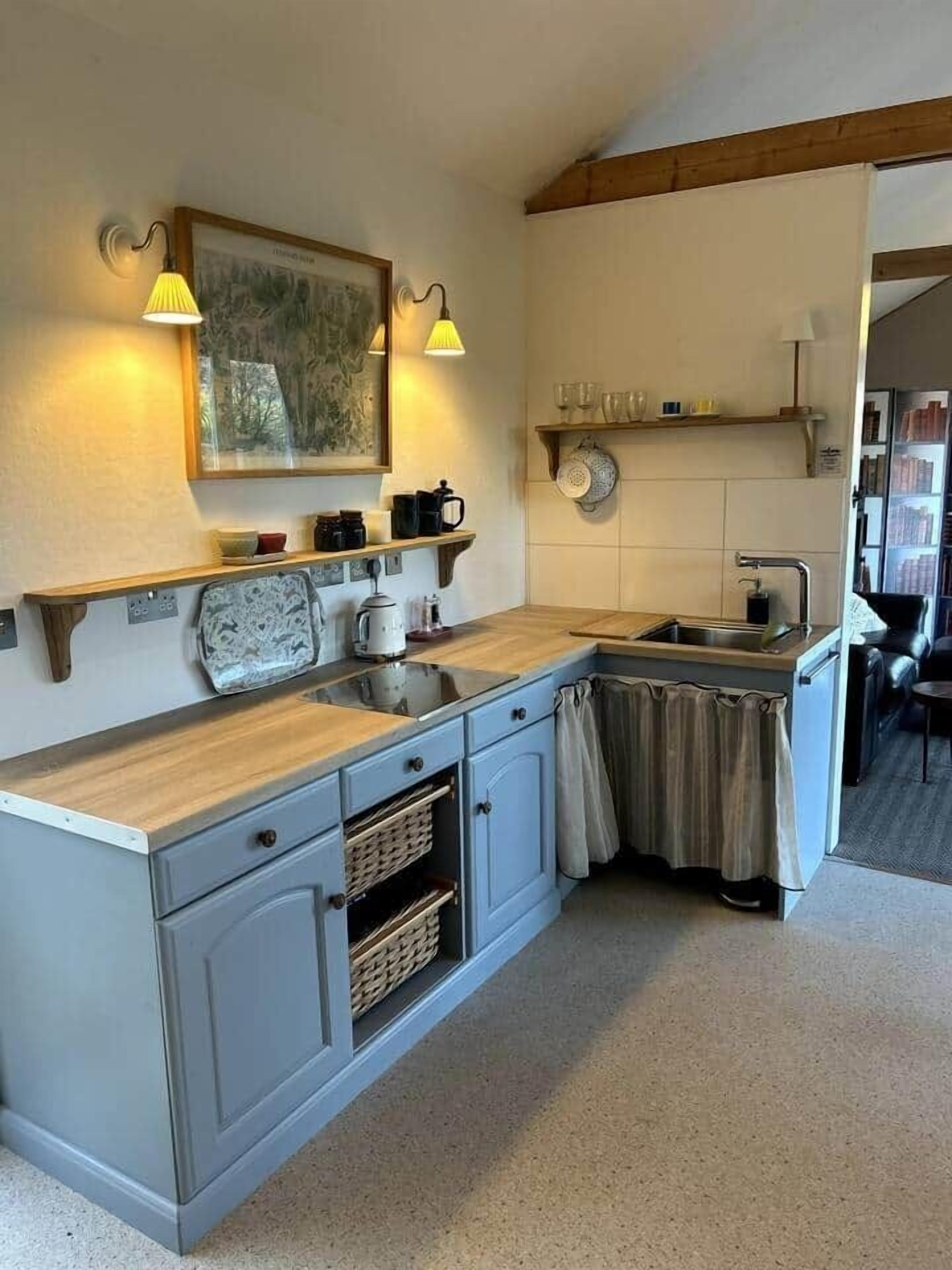 Frigorífic, forn, torradora i utensilis de cuina, vaixella i coberteria 