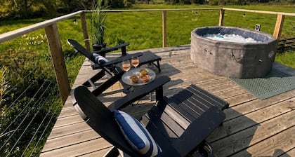 Waterside Cabin | Cavan Lakes | Hot Tub