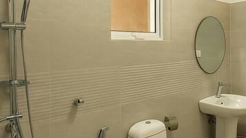 Douche, sèche-cheveux, serviettes fournies, savon