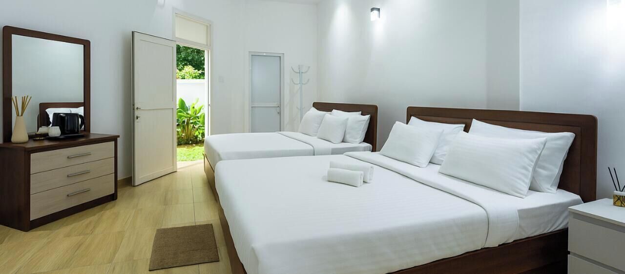 Tabla de planchar con plancha, wifi y ropa de cama 