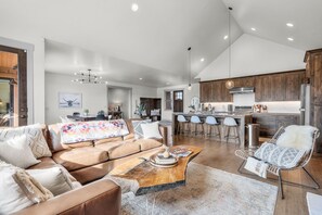 Smart TV, fireplace - Brasada Ranch Elegance | Hot Tub| Bocce| Ping Pong (Powell Butte)