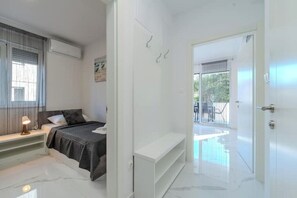 2 habitaciones, tabla de planchar con plancha, wifi y ropa de cama 