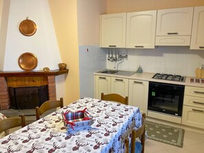 Coffee/tea maker, fridge, oven, stovetop - Casa vacanze - Villa Stefania 2 (Pescocostanzo)