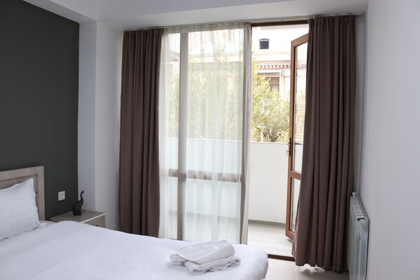 Iron/ironing board, WiFi, bed sheets