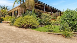 Property grounds - Pet-Friendly Family Home in Beautiful Sunshine Bay (Sunshine Bay)