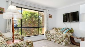 TV - Pet-Friendly Family Home in Beautiful Sunshine Bay (Sunshine Bay)