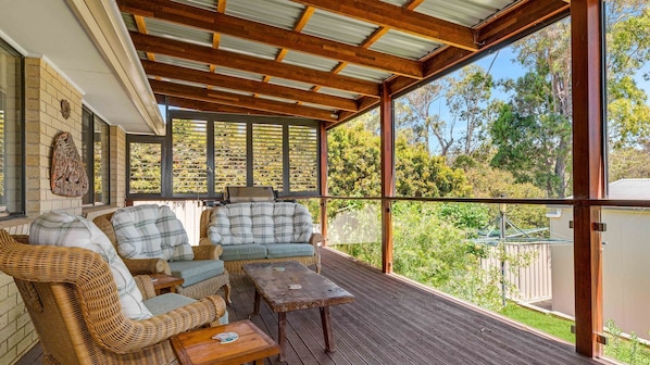 Property grounds - Pet-Friendly Family Home in Beautiful Sunshine Bay (Sunshine Bay)