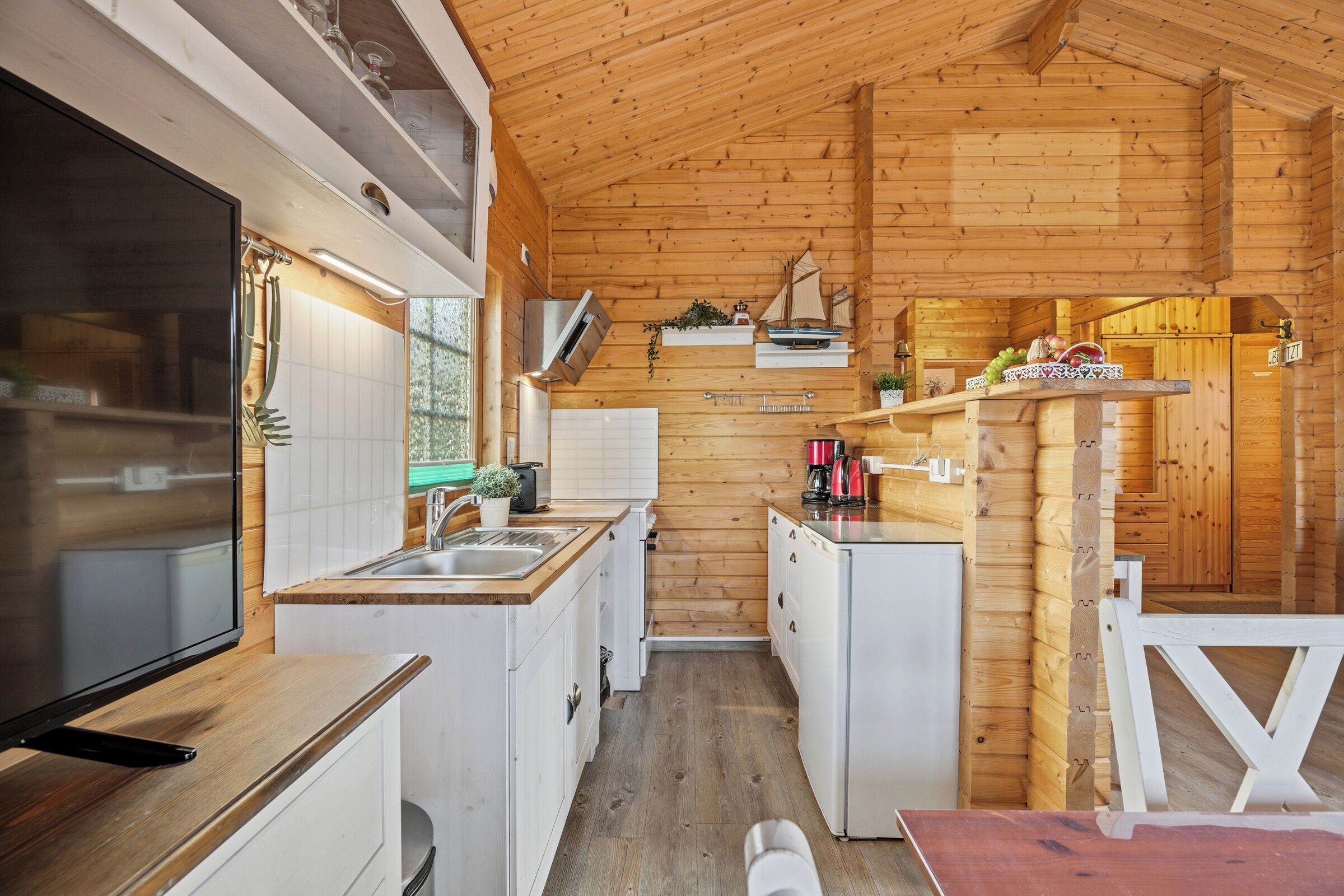 Kühlschrank, Ofen, Herdplatte, Wasserkocher mit Kaffee-/Teezubehör