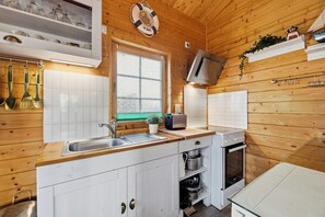 Kylskåp, ugn, spishäll och kaffe- och tebryggare