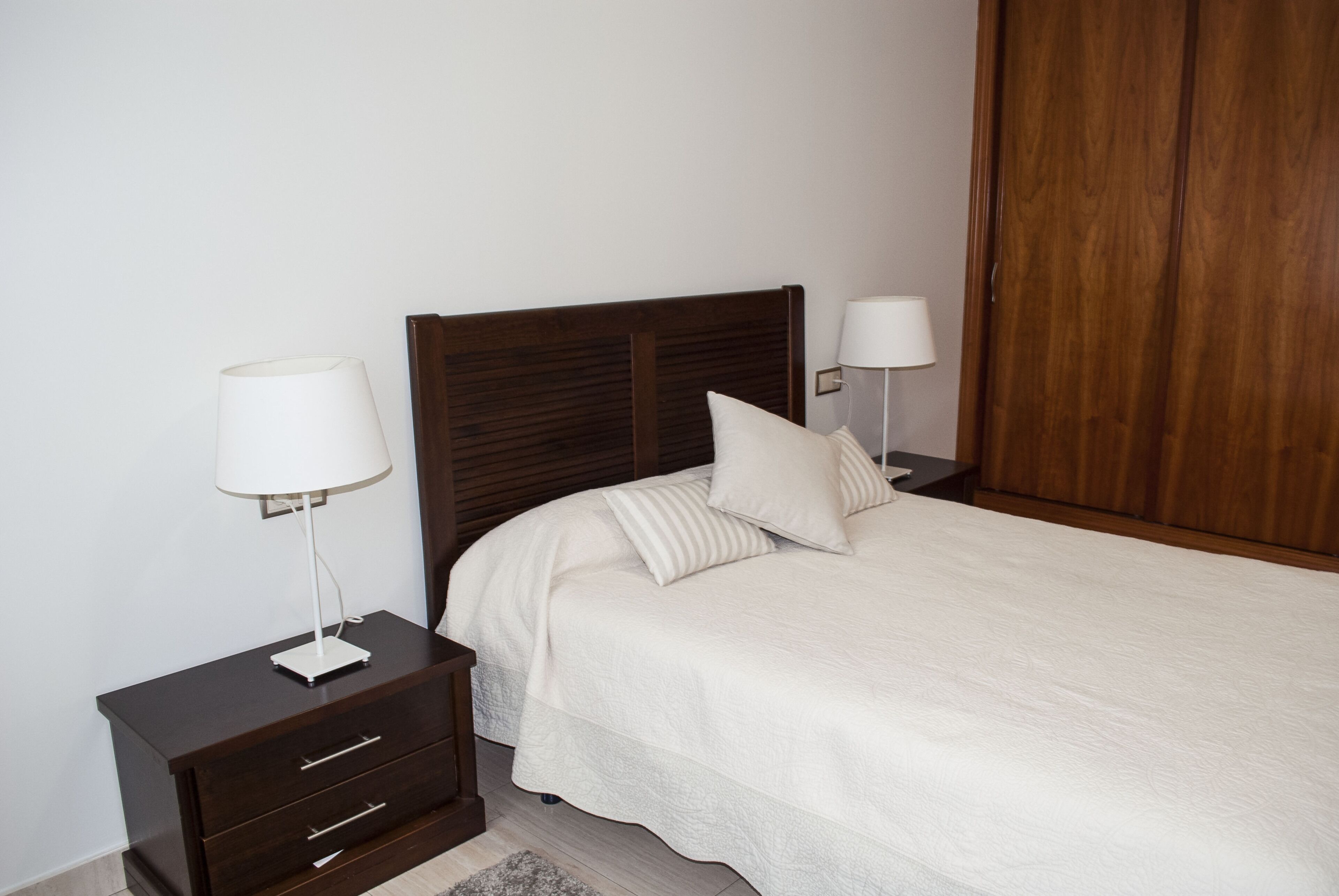 Silitysrauta/-lauta, vauvan matkasänky, Wi-Fi, vuodevaatteet