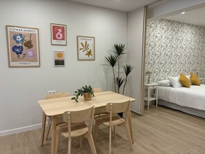 Strykjärn/strykbräda, resesäng, wi-fi och sängkläder