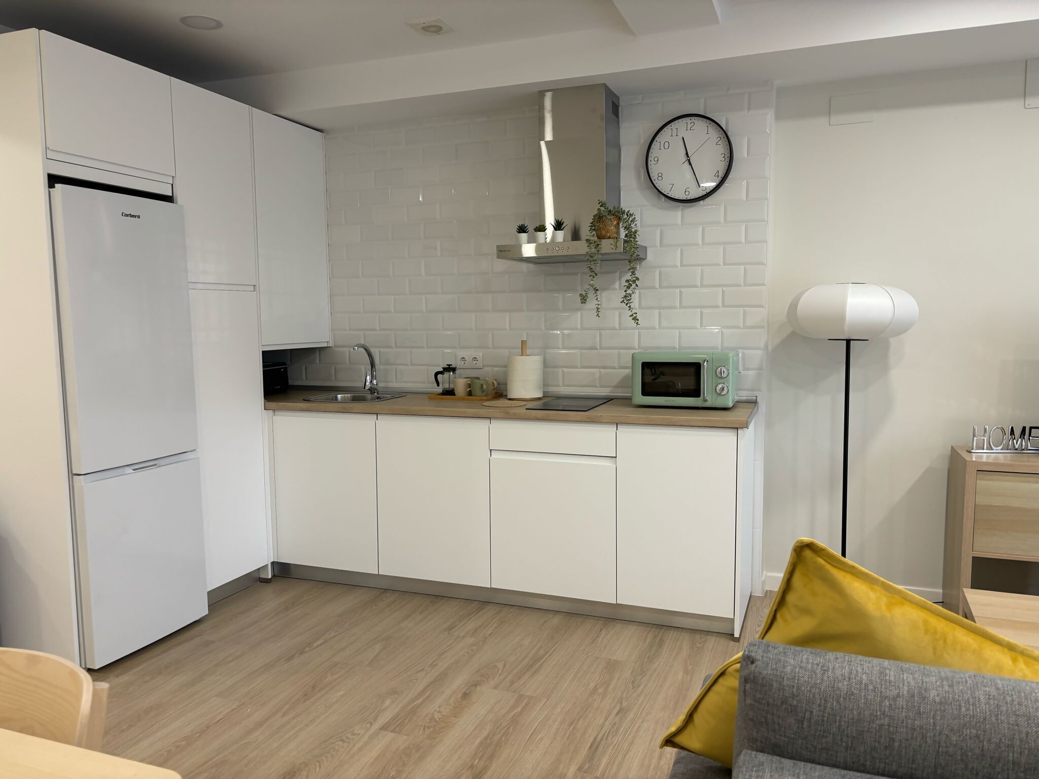 Een koelkast, een magnetron, een broodrooster