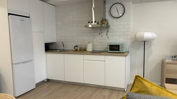 Een koelkast, een magnetron, een broodrooster